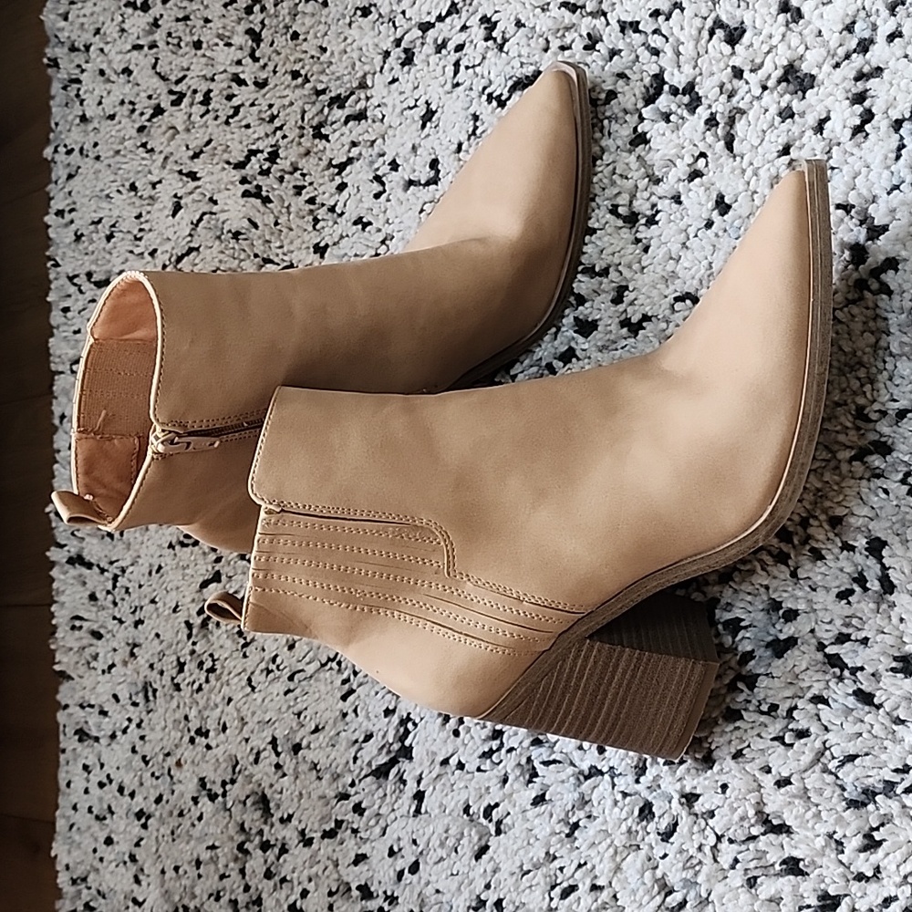 Universal Thread Tan Heeled Boots